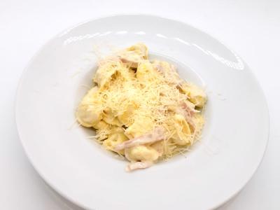 TORTELLINI ALLA PANNA, PROSCIUTTO